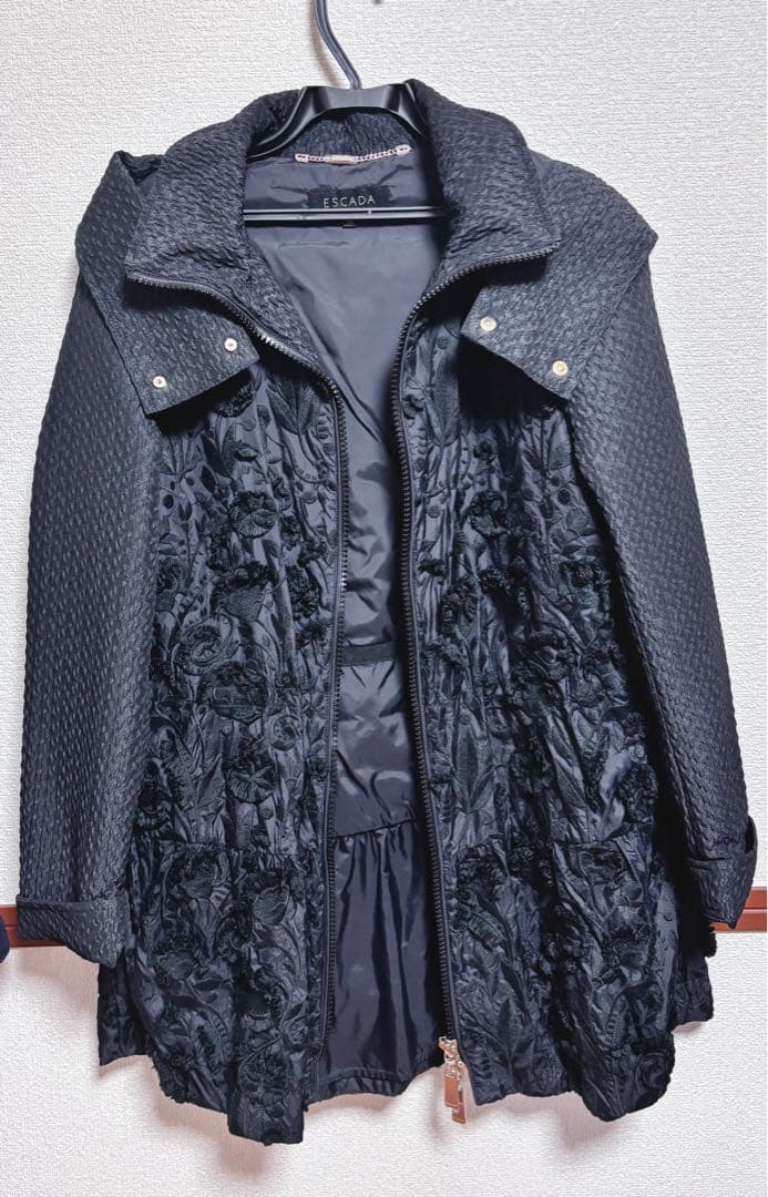新品　未使用　エスカーダ　アウター　ブラック