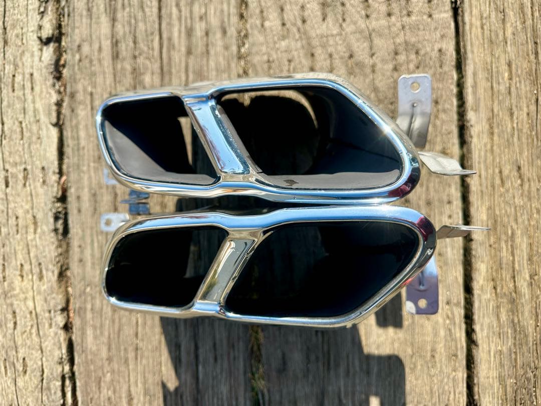 ボルボV60 純正 ダブルー体型テールパイプデイフューザー　マフラーカッター