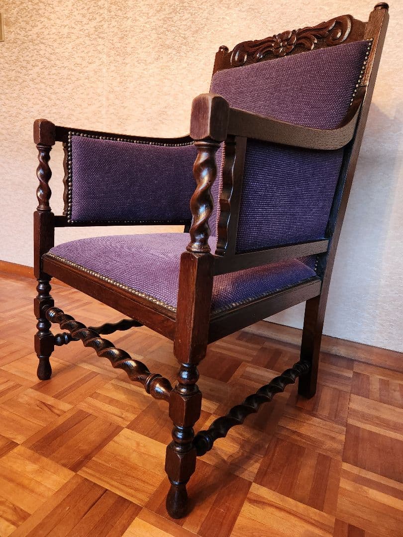 英国アンティークアームチェアー　彫刻　ツイストレッグ　椅子　オーク材