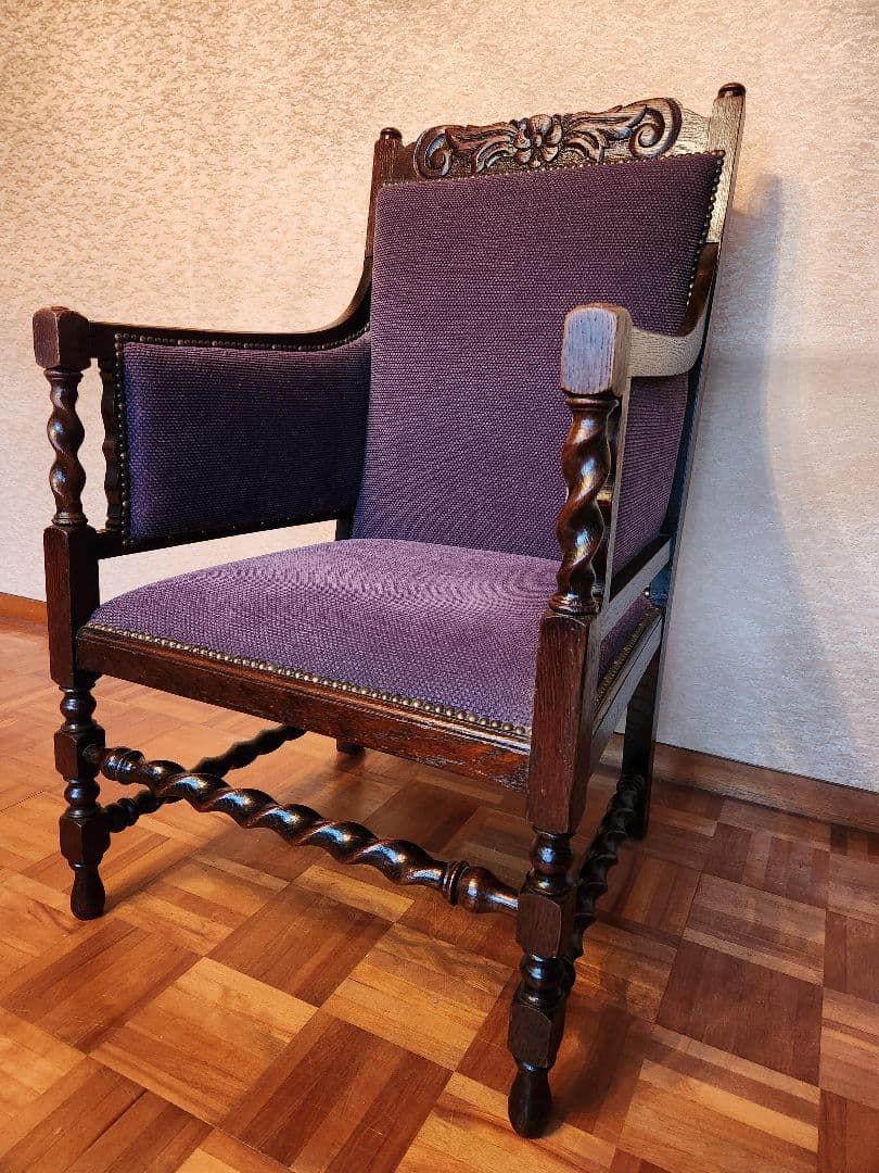英国アンティークアームチェアー　彫刻　ツイストレッグ　椅子　オーク材