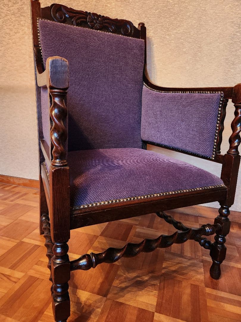 英国アンティークアームチェアー　彫刻　ツイストレッグ　椅子　オーク材