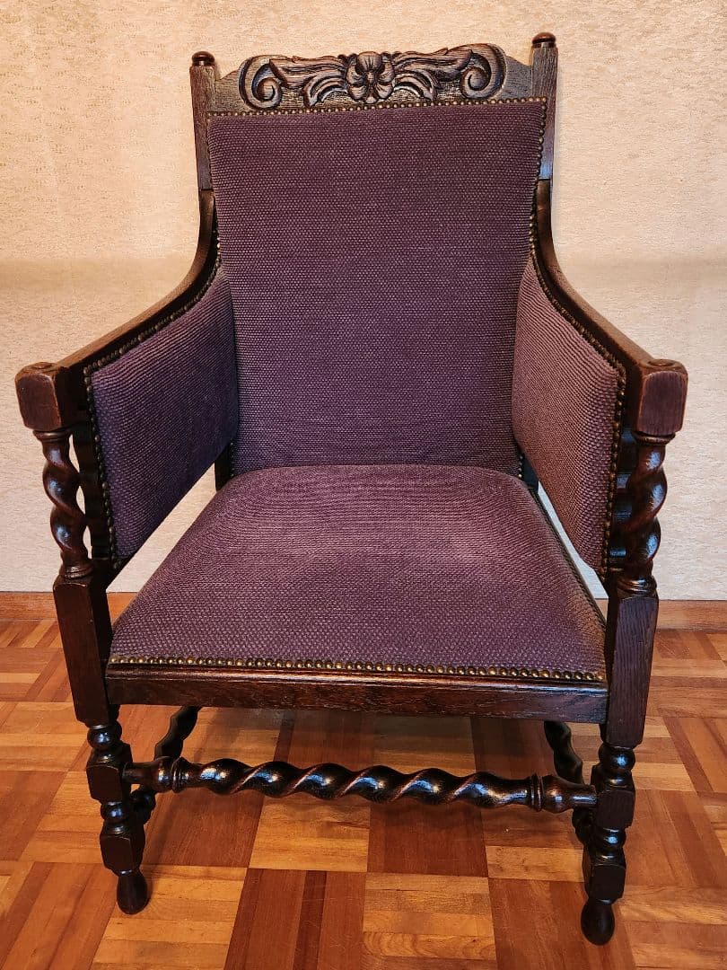 英国アンティークアームチェアー　彫刻　ツイストレッグ　椅子　オーク材