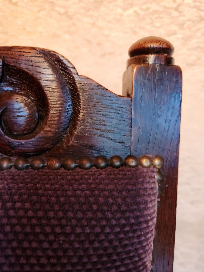 英国アンティークアームチェアー　彫刻　ツイストレッグ　椅子　オーク材