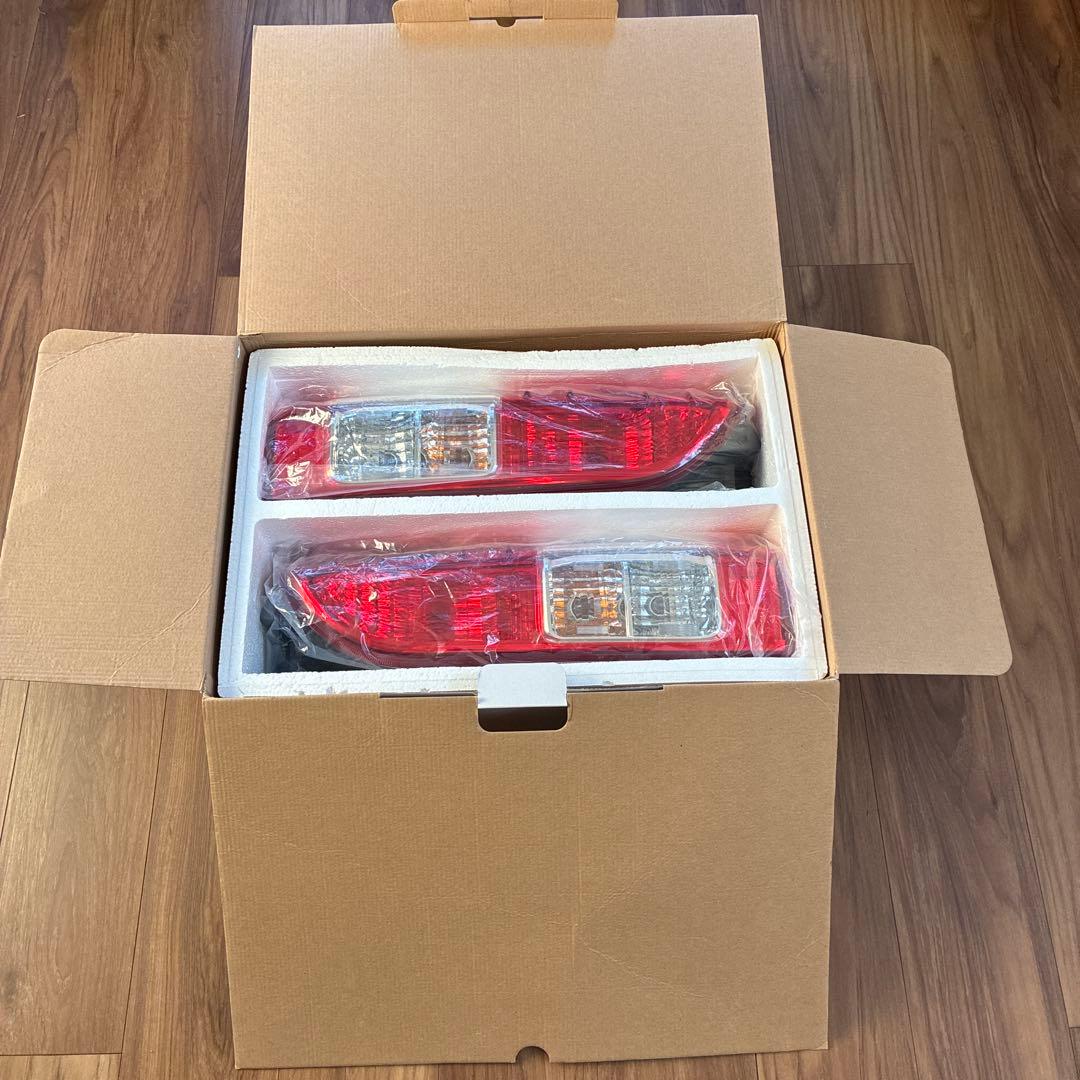 ハイエースワゴンGL ７型 新車取り外しテールランプ