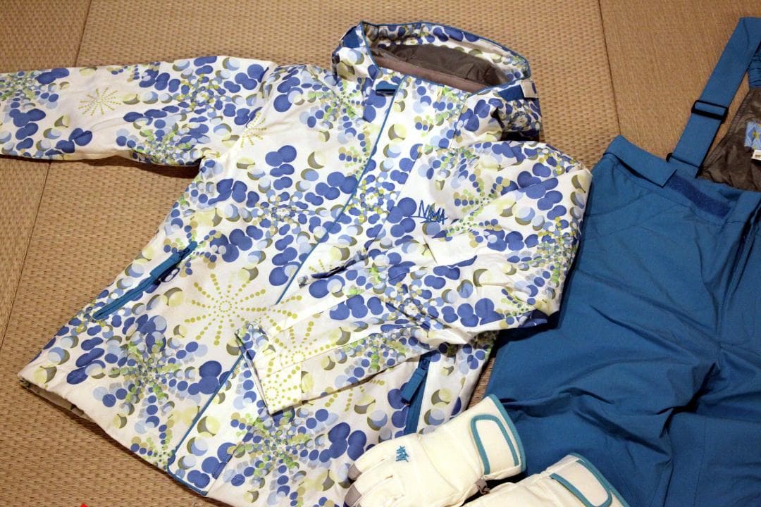 【超美品】nima ジュニアスキーウェア／150／グローブ付