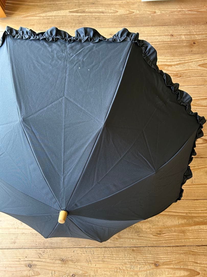 【サンバリア100】折り畳み日傘　2段折　フリル　黒　収納袋付き