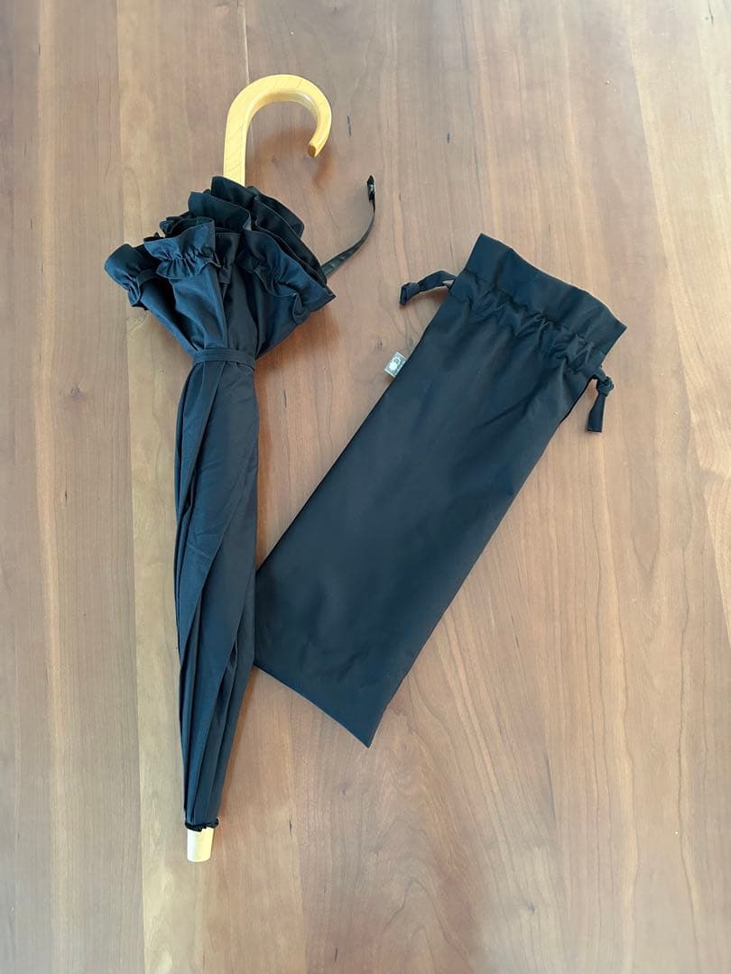 【サンバリア100】折り畳み日傘　2段折　フリル　黒　収納袋付き