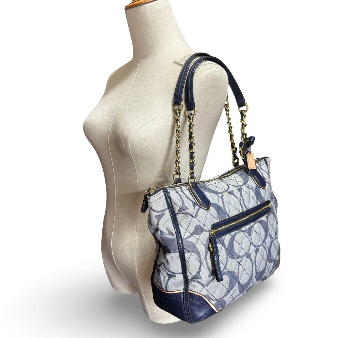 【良品】コーチ　トートバッグ　シグネチャー　キルティング　肩掛け　チャームレザー