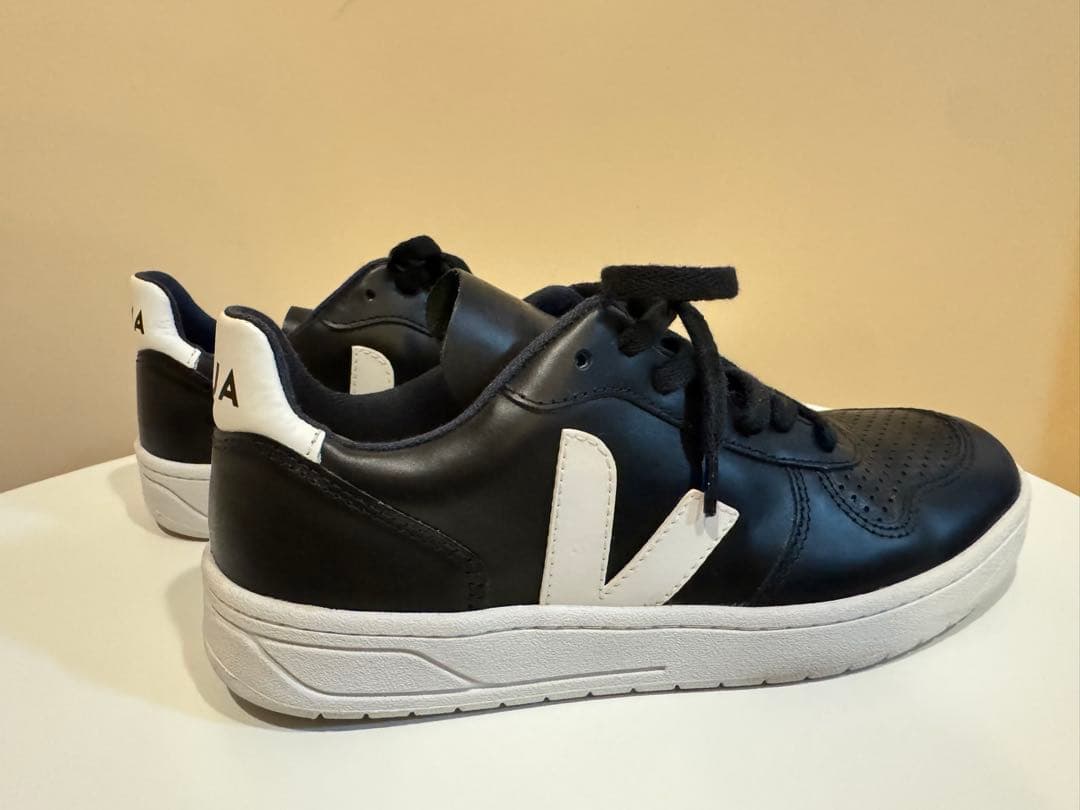 VEJA ブラックレザー スニーカー