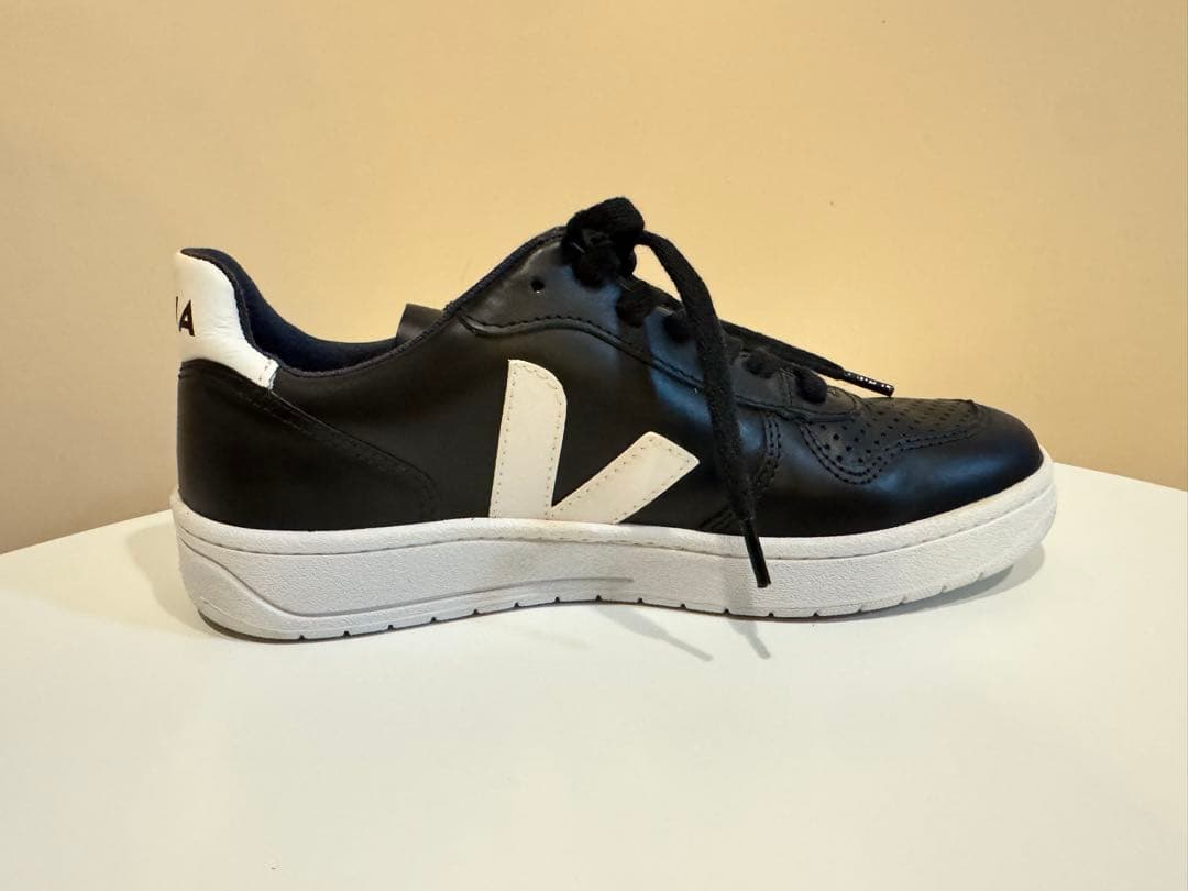 VEJA ブラックレザー スニーカー