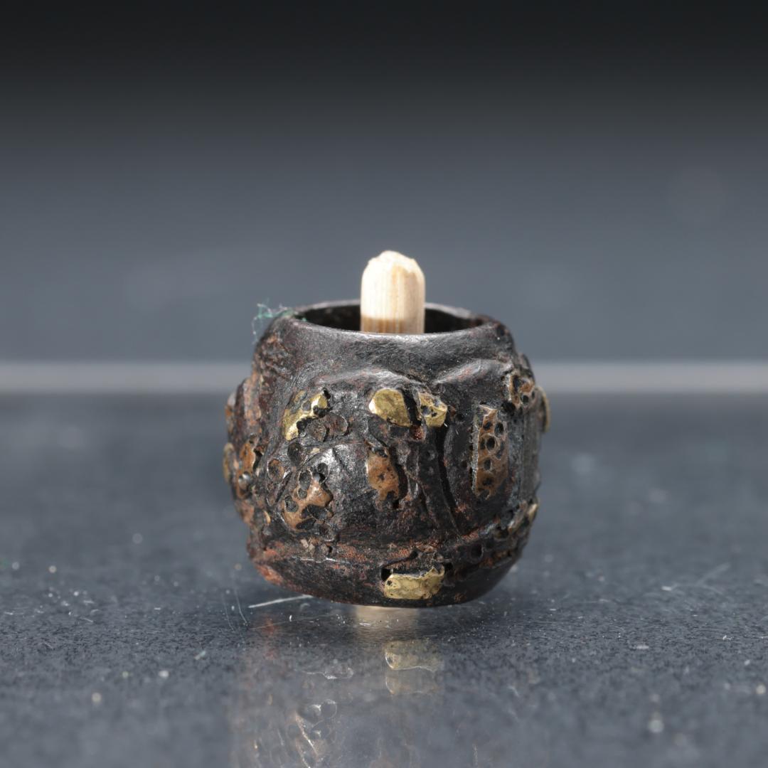 緒締め玉　象嵌　鉄製　骨董　胴乱　印籠　円筒形 R1456