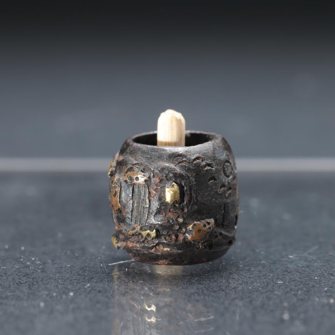 緒締め玉　象嵌　鉄製　骨董　胴乱　印籠　円筒形 R1456