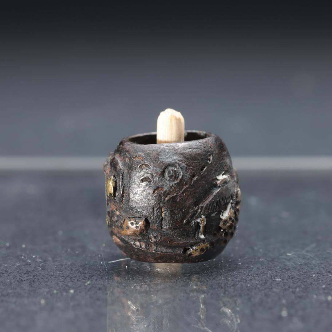 緒締め玉　象嵌　鉄製　骨董　胴乱　印籠　円筒形 R1456