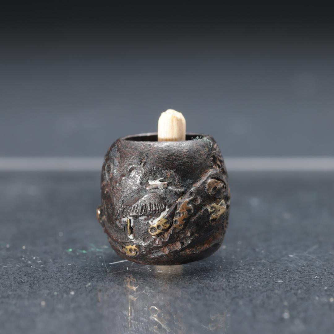 緒締め玉　象嵌　鉄製　骨董　胴乱　印籠　円筒形 R1456