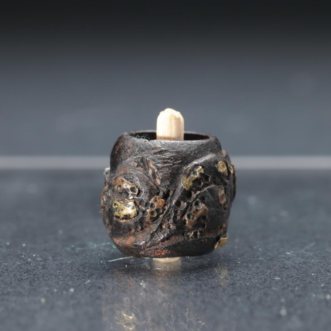 緒締め玉　象嵌　鉄製　骨董　胴乱　印籠　円筒形 R1456