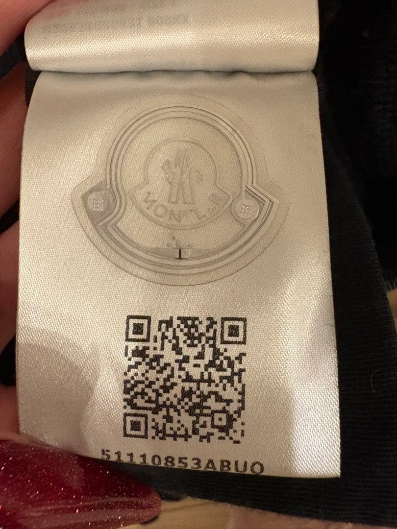 本日中のみMoncler 光るロゴ入りトレーナー