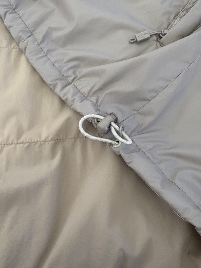 ダントン　ナイロンタフタインサレーションノーカラージャケットグレイッシュベージュ