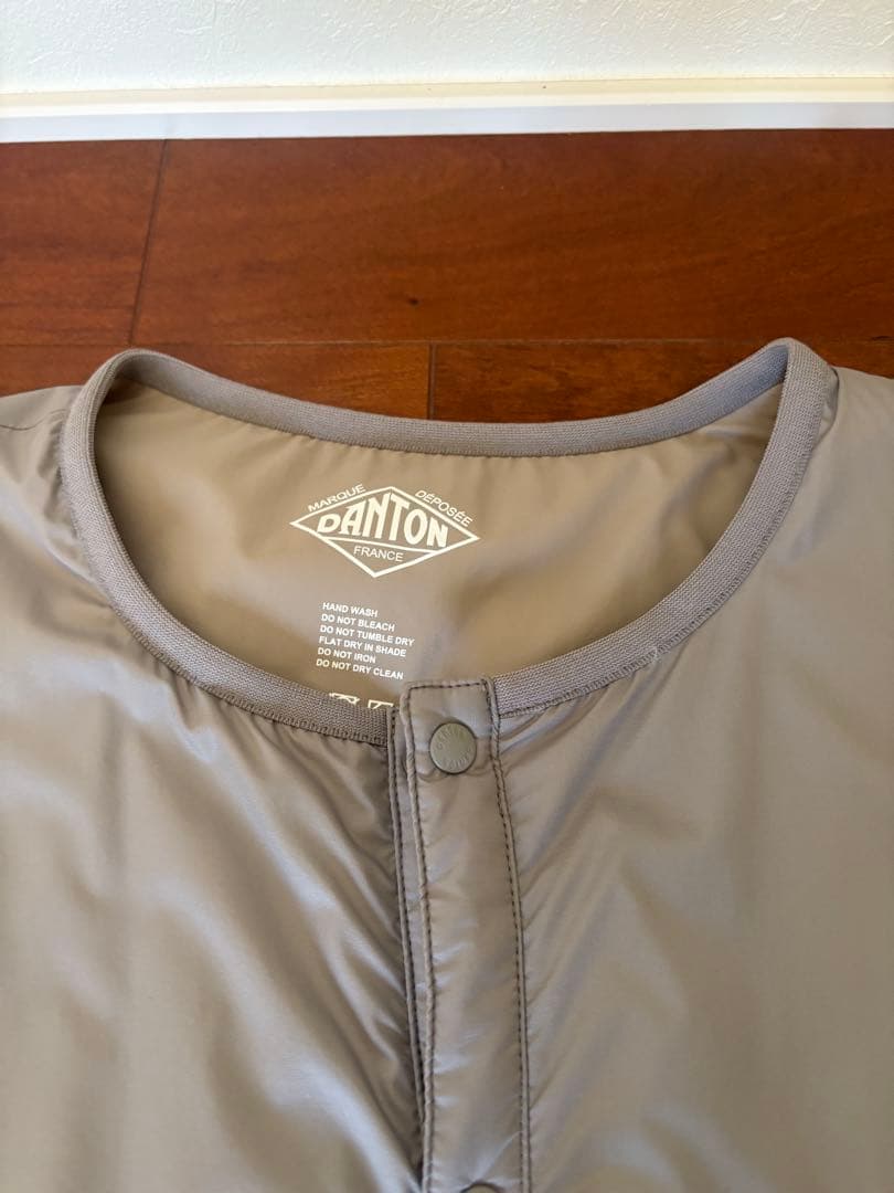 ダントン　ナイロンタフタインサレーションノーカラージャケットグレイッシュベージュ