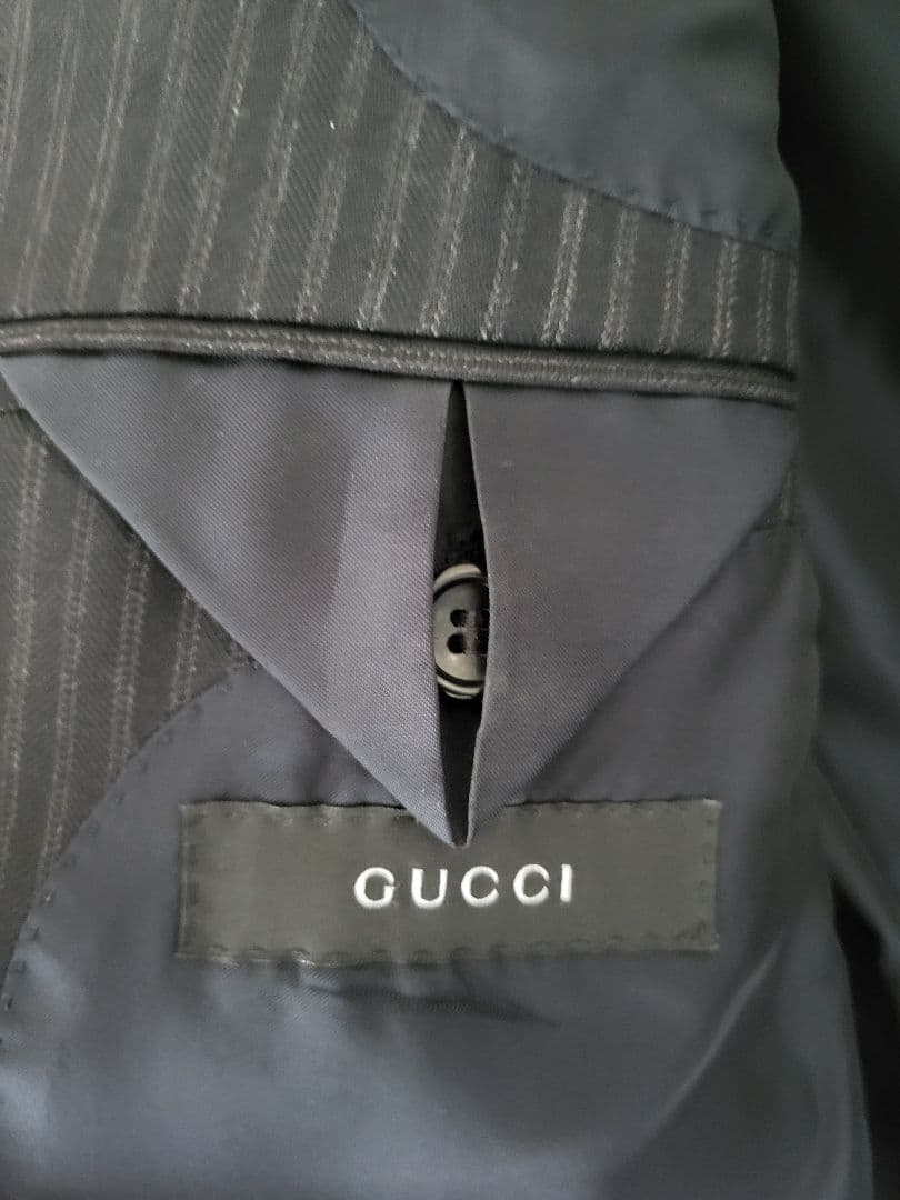 GUCCI　高級スーツ48R ダークネイビー　セットアップ　パンツの膝下に小穴