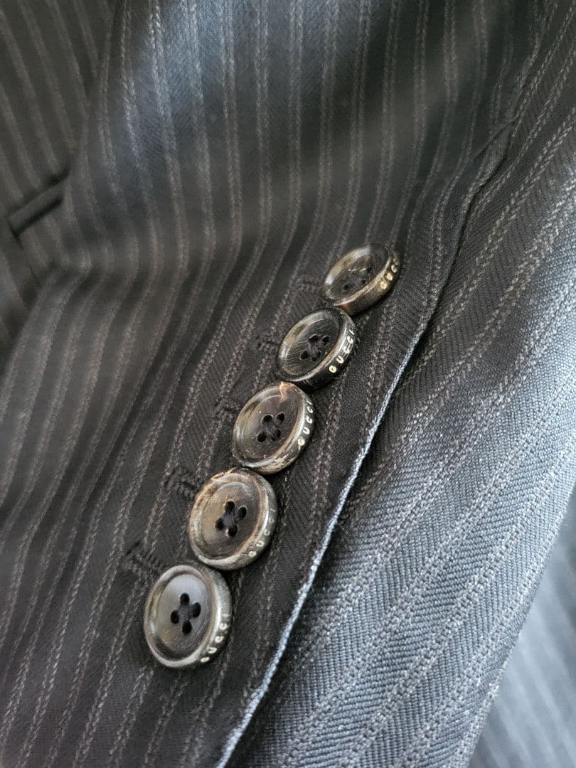 GUCCI　高級スーツ48R ダークネイビー　セットアップ　パンツの膝下に小穴