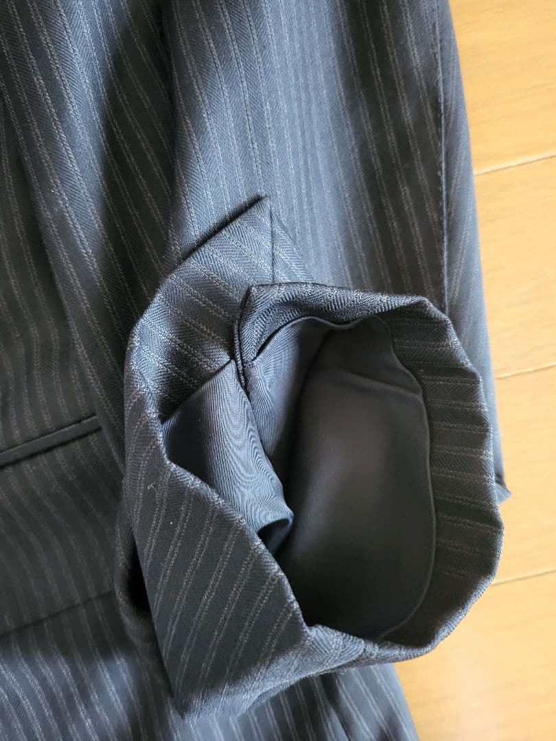 GUCCI　高級スーツ48R ダークネイビー　セットアップ　パンツの膝下に小穴