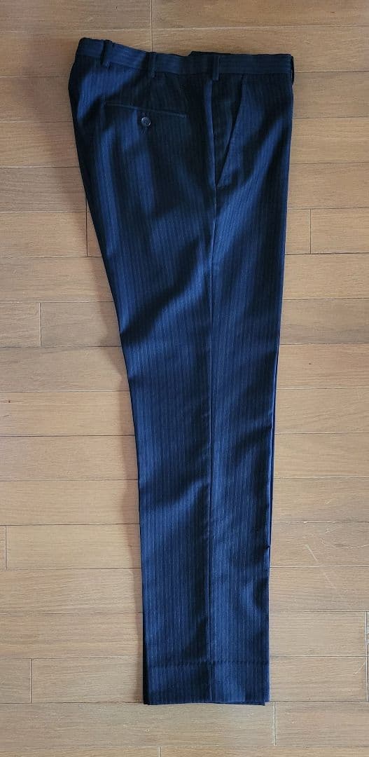 GUCCI　高級スーツ48R ダークネイビー　セットアップ　パンツの膝下に小穴