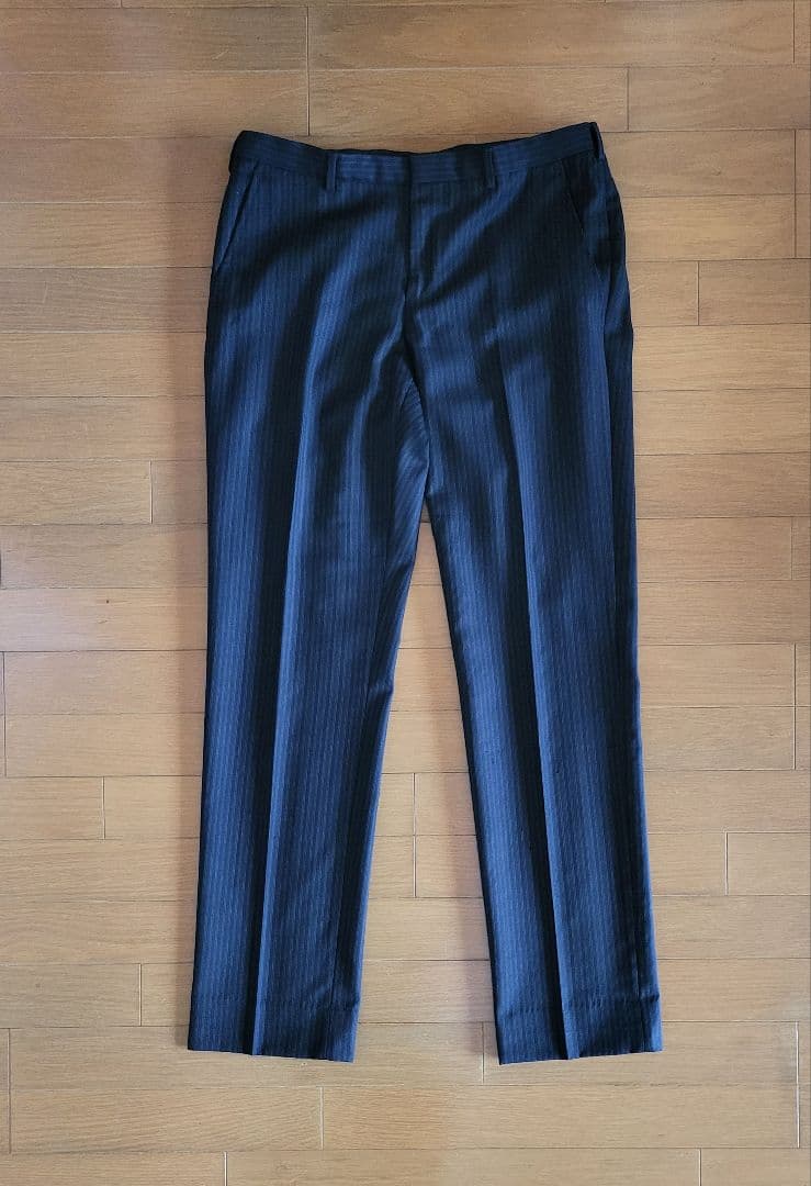 GUCCI　高級スーツ48R ダークネイビー　セットアップ　パンツの膝下に小穴