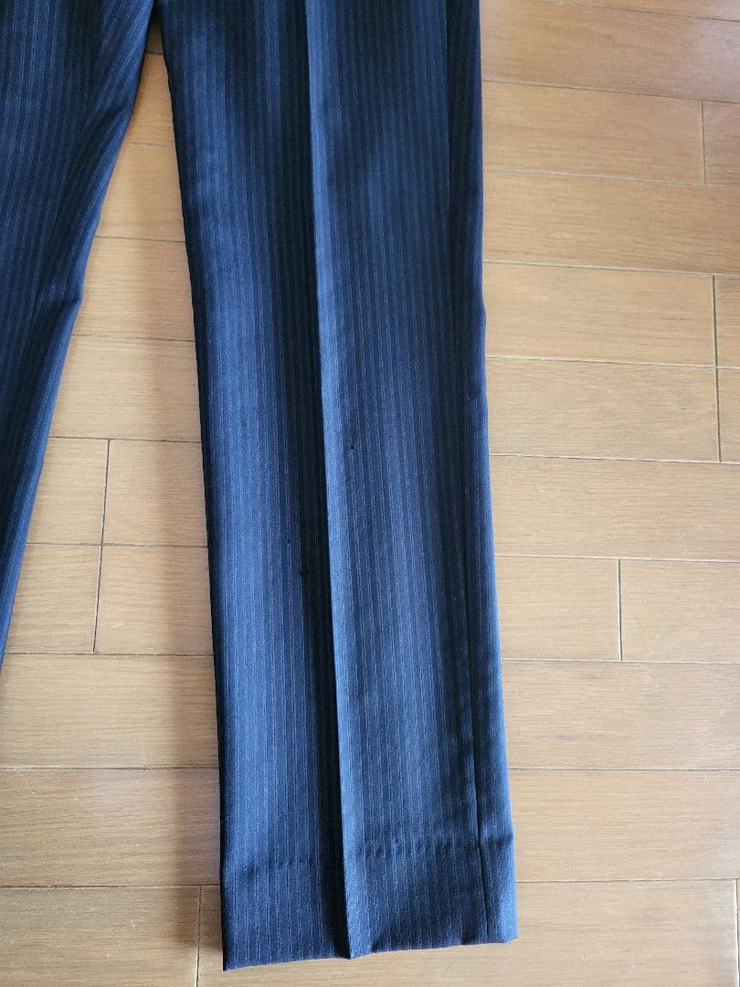 GUCCI　高級スーツ48R ダークネイビー　セットアップ　パンツの膝下に小穴