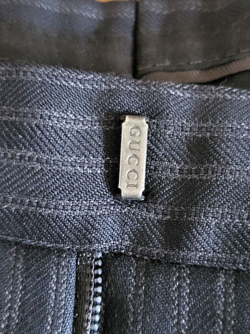 GUCCI　高級スーツ48R ダークネイビー　セットアップ　パンツの膝下に小穴