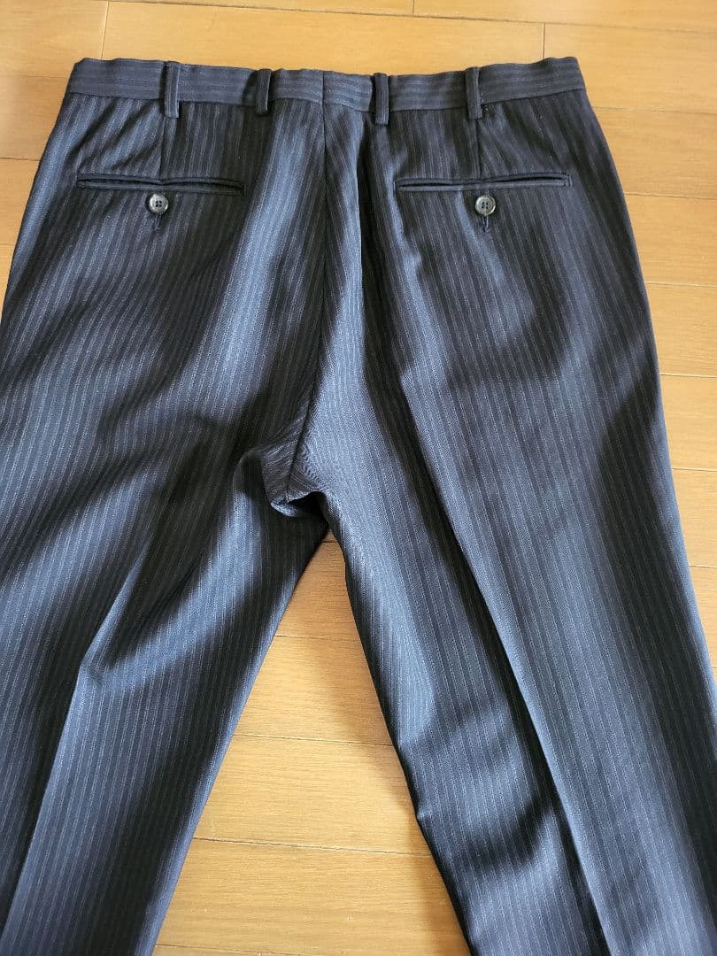 GUCCI　高級スーツ48R ダークネイビー　セットアップ　パンツの膝下に小穴