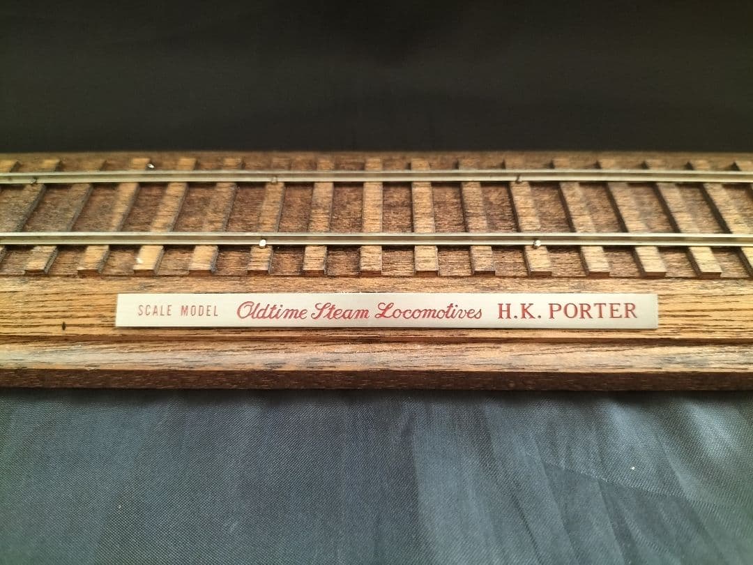蒸気機関車 弁慶号 H.K PORTER【レール基台・ケース付】