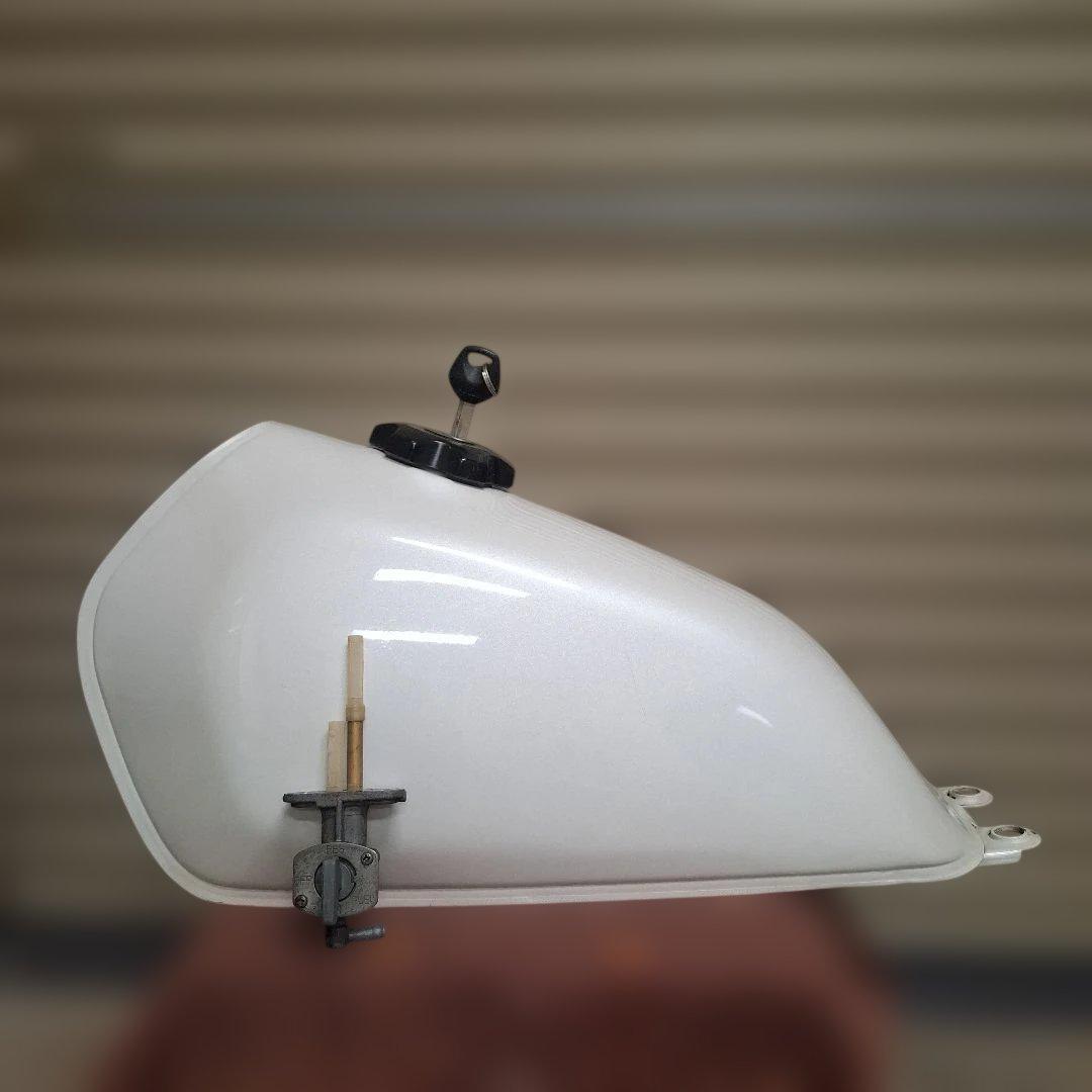 グラストラッカーガソリンタンク　内サビなし　キャップ、カギ、コック付　キャブ車用