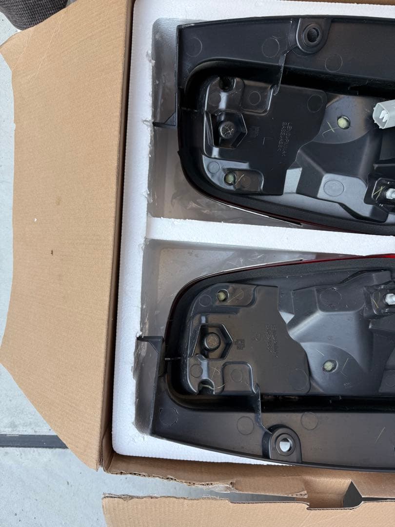 TOMS トムス テールランプ 80系voxy ノア エスクァイア