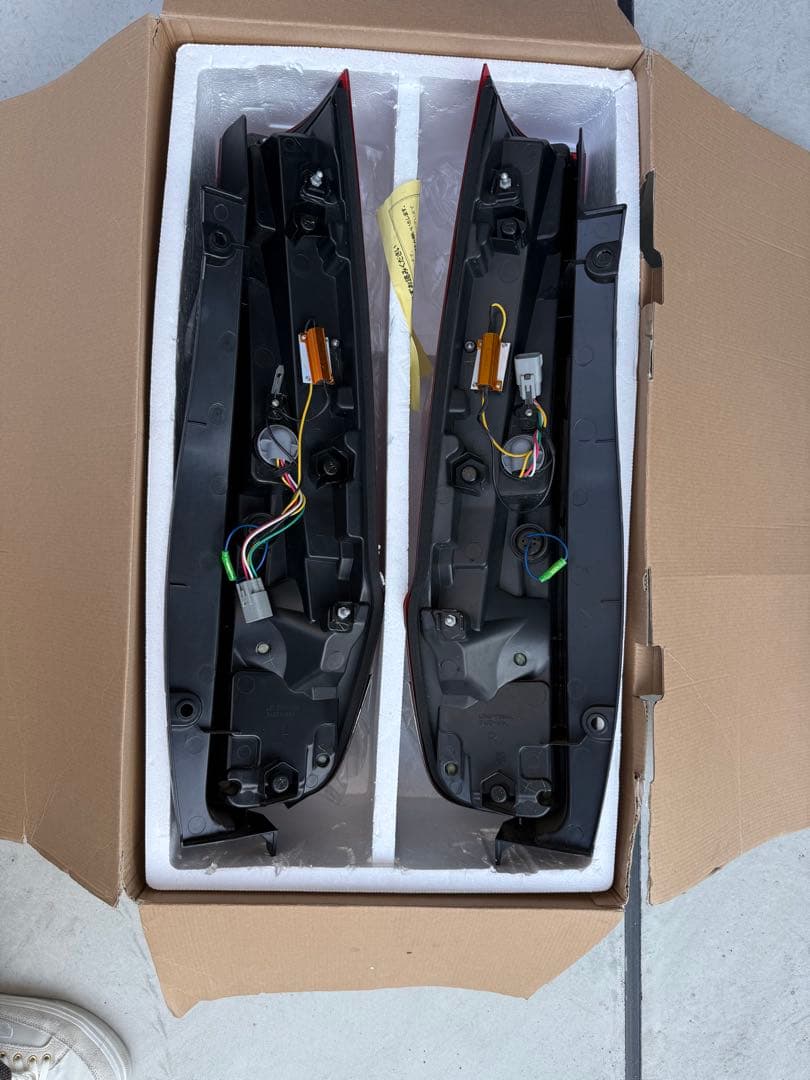 TOMS トムス テールランプ 80系voxy ノア エスクァイア