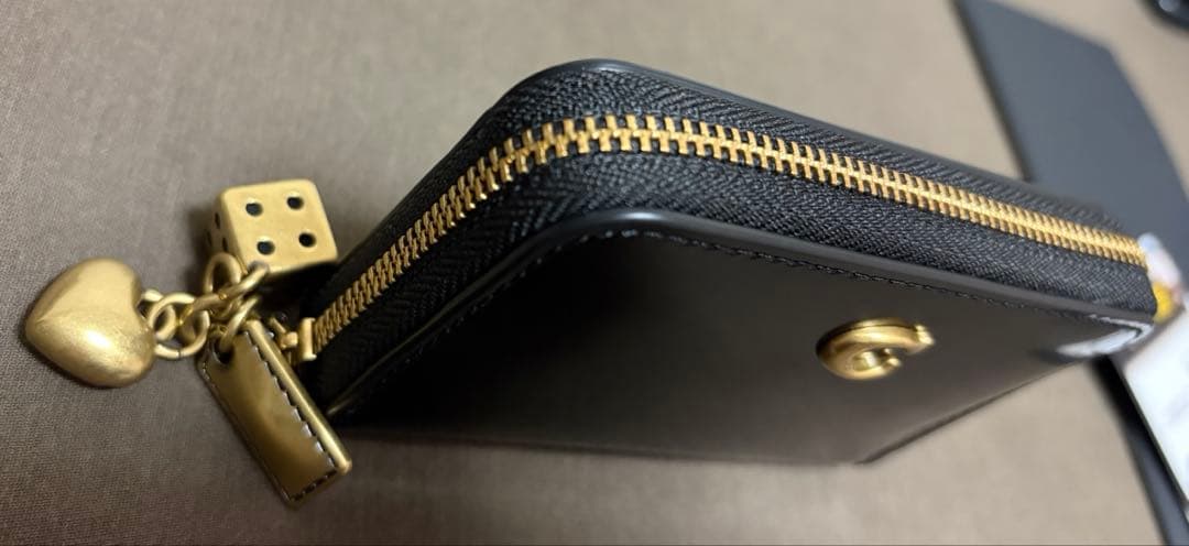 コーチ　エッセンシャル スモール ジップ アラウンド ウォレット・チャーム