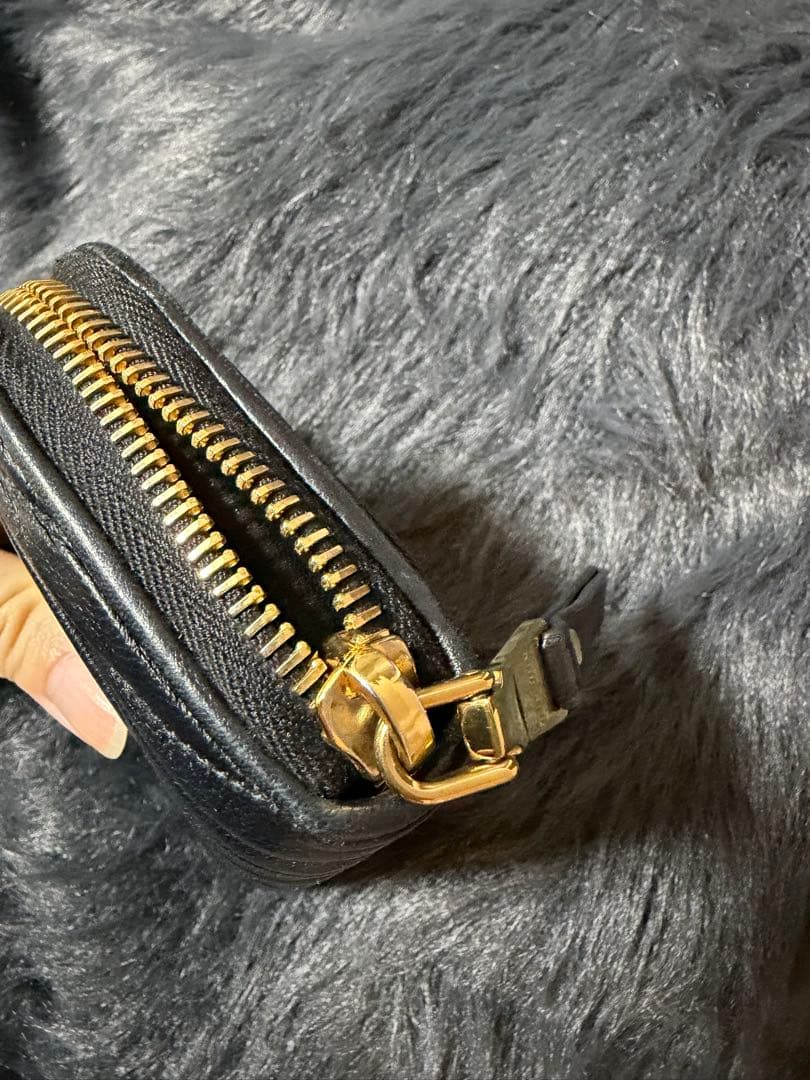 miu miu ブラックレザーケース