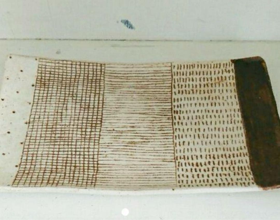 金成潤子 ストライプ模様の陶器プレート