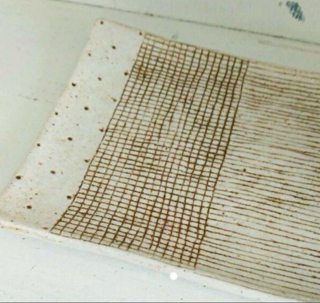 金成潤子 ストライプ模様の陶器プレート