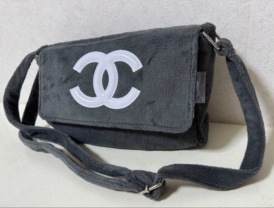 未使用 グレーxホワイトロゴ ショルダーバッグ ノベルティ CHANEL