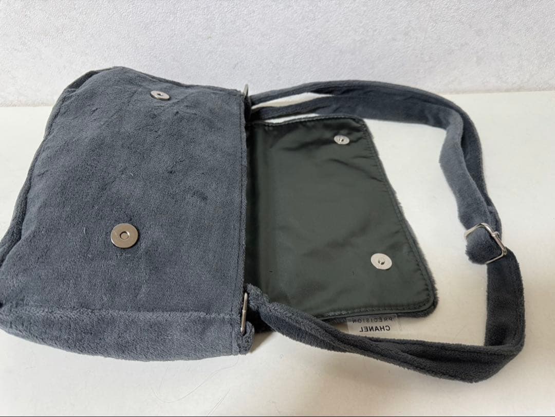 未使用 グレーxホワイトロゴ ショルダーバッグ ノベルティ CHANEL