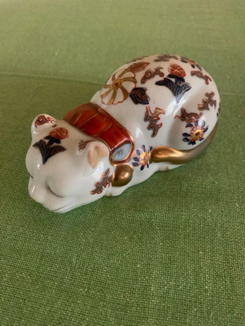 伊万里焼き　眠り猫置物