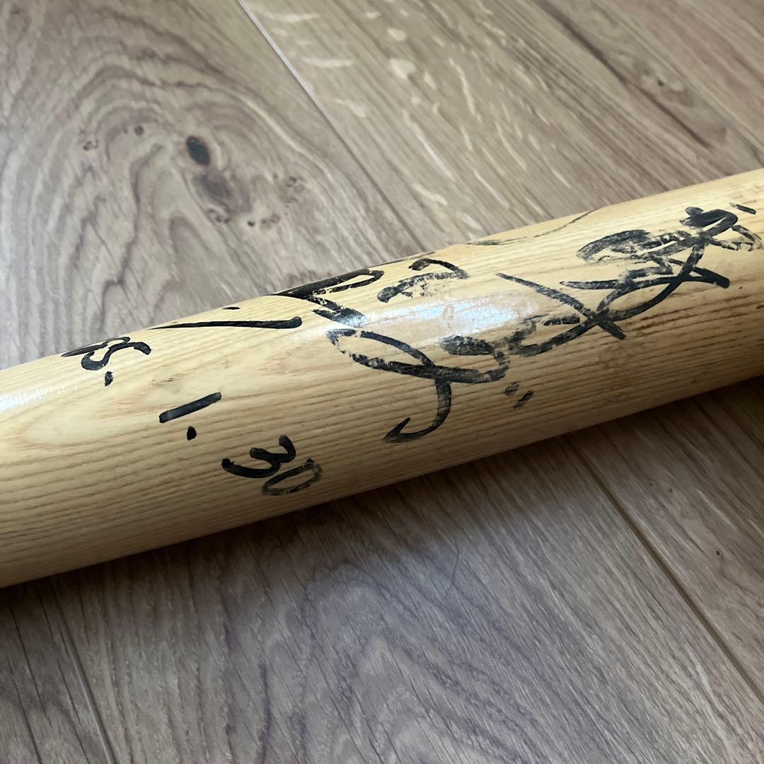 サイン入り木製バットと野球ボールとピンバッチセット