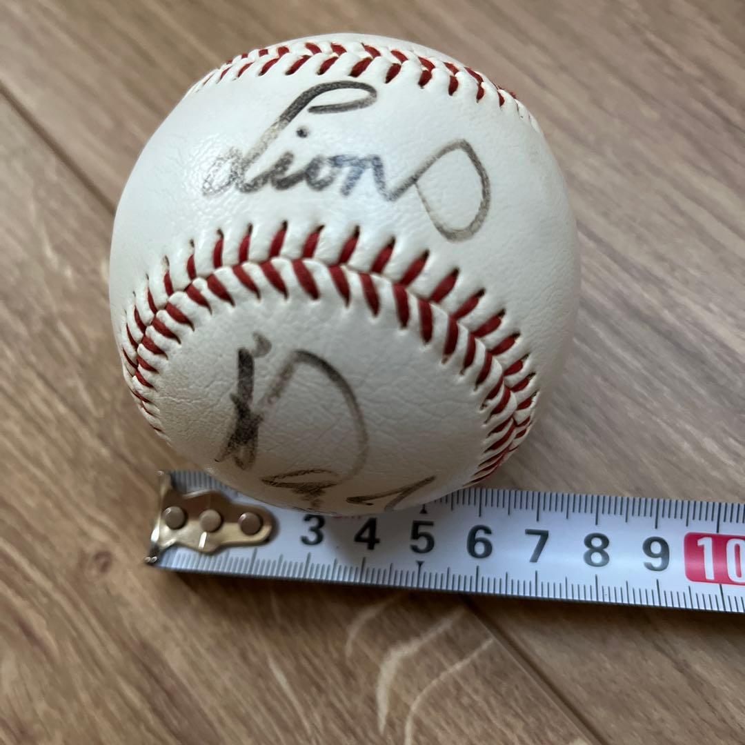 サイン入り木製バットと野球ボールとピンバッチセット