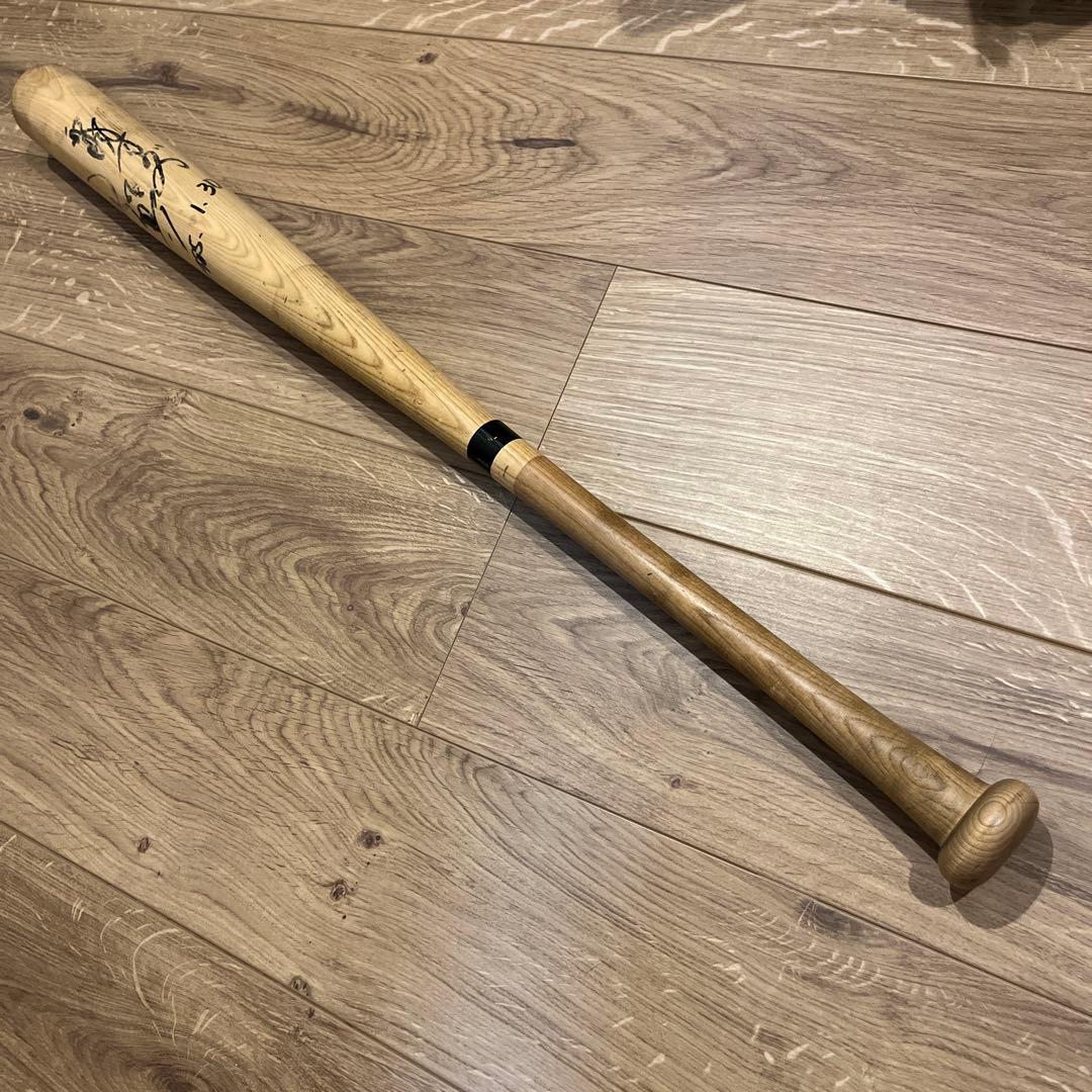 サイン入り木製バットと野球ボールとピンバッチセット