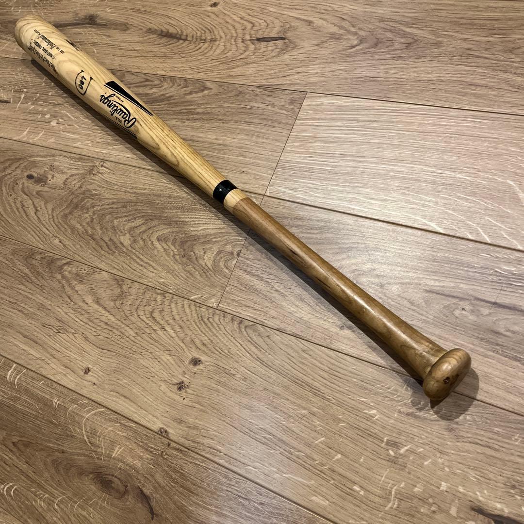 サイン入り木製バットと野球ボールとピンバッチセット