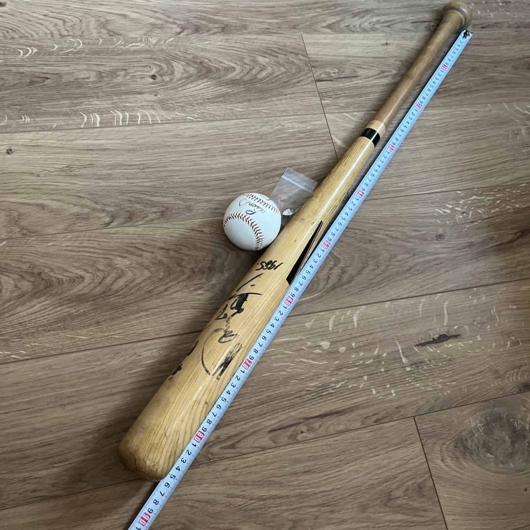 サイン入り木製バットと野球ボールとピンバッチセット