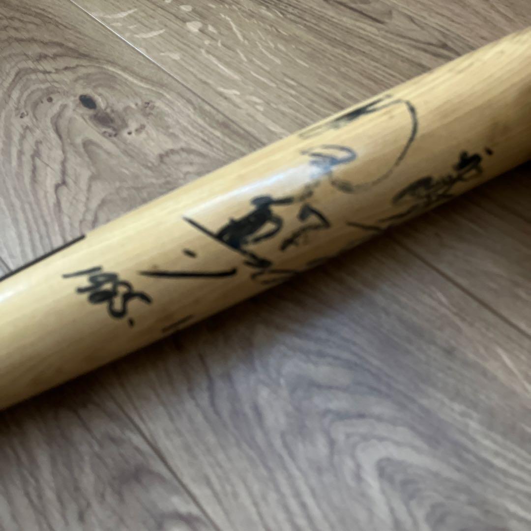 サイン入り木製バットと野球ボールとピンバッチセット