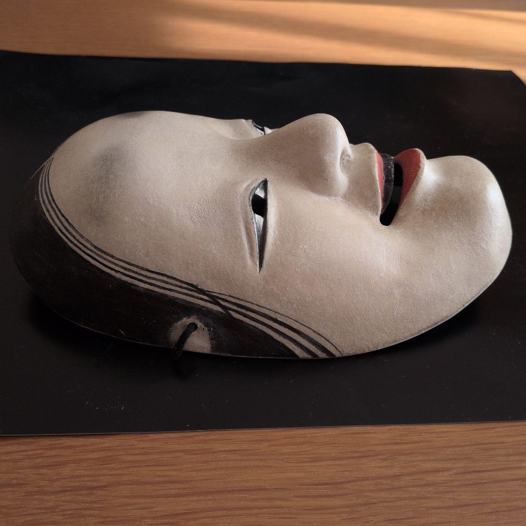 笑顔の能面（女面）