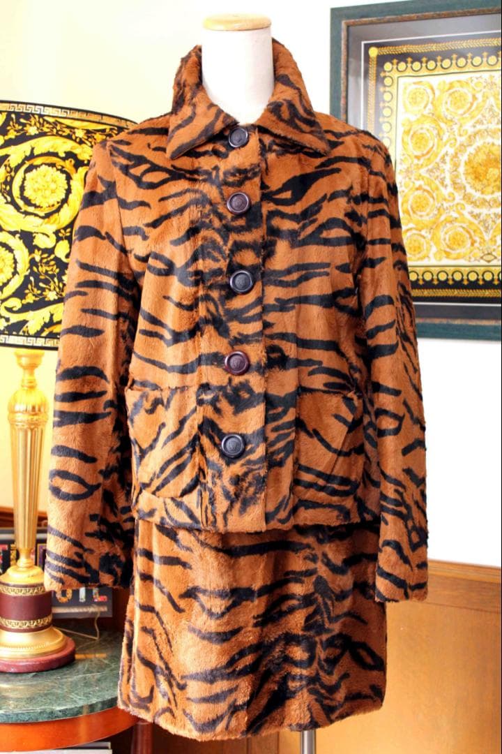 Versace メデューサボタン　ファッションショー　ブラウン・ジャガ－柄ス－ツ