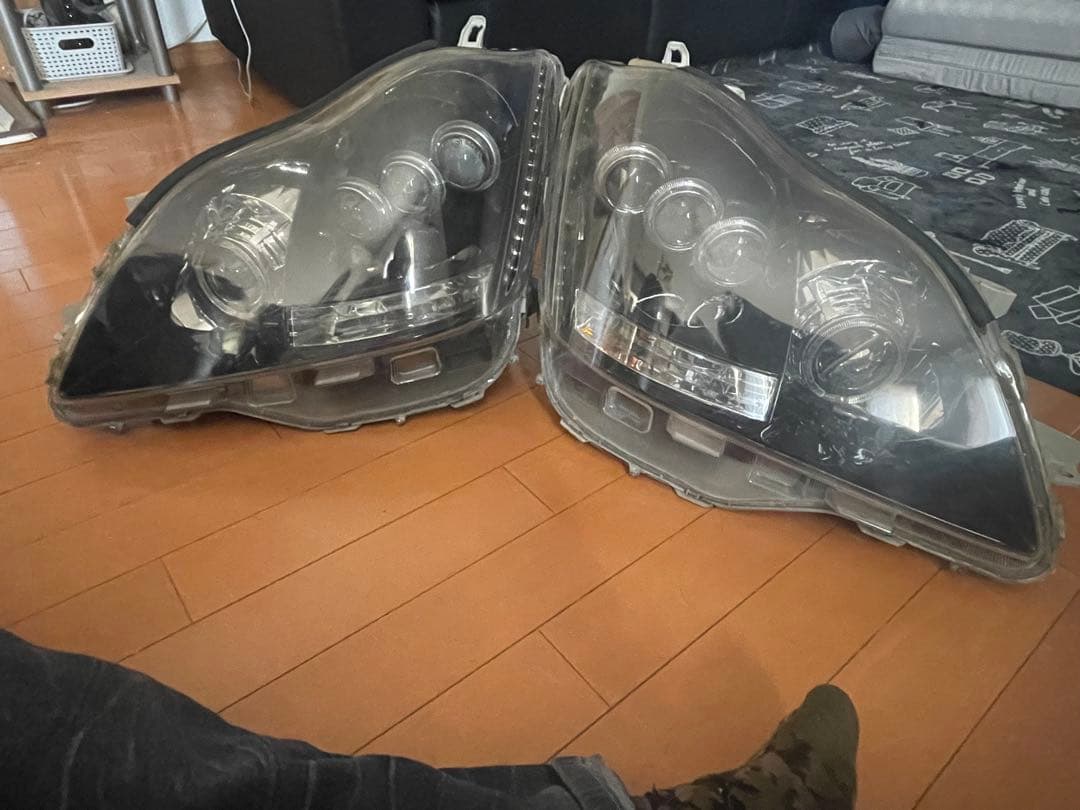 18クラウン　ヘッドライト　イカリング